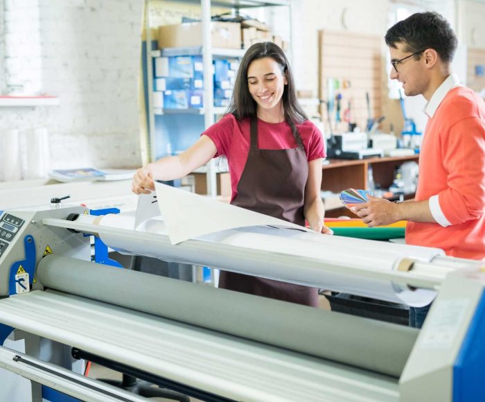 picking-out-color-for-printing-6THM4LF-e1588889975881.jpg